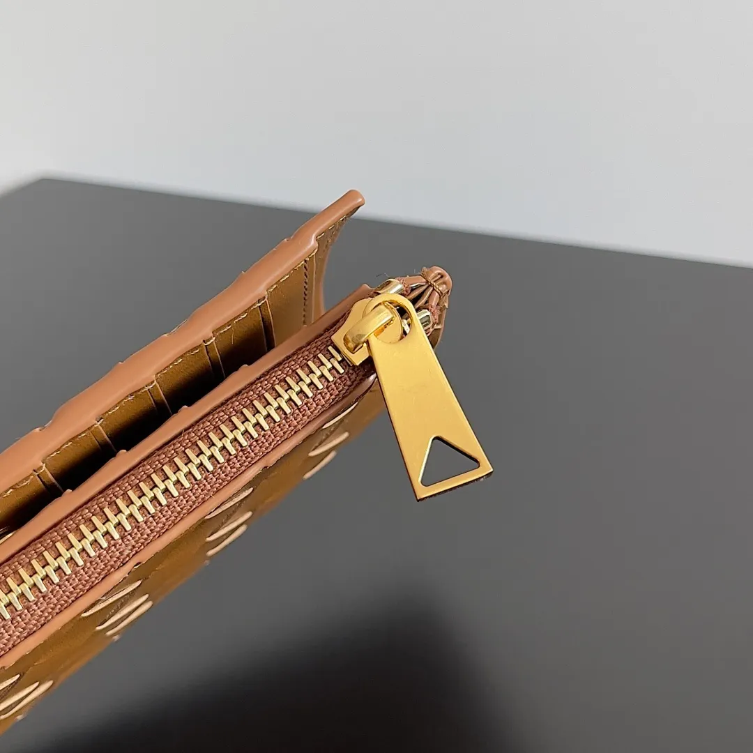 Batch 960 of BOTTEGA VENETA’s new woven small wallets are now shipping! ! ! 🥰🥰Made of carefully selected first-layer sheepskin fabric, this small luxury wallet has an elegant appearance and is also full of practicality. It can store change, driver's license and various cards at the same time. It is so small that it can be put in your pocket and carried with you. It is really convenient [Applause][Applause] Style No.: 667468 Size: 14.5*9.3*2cm